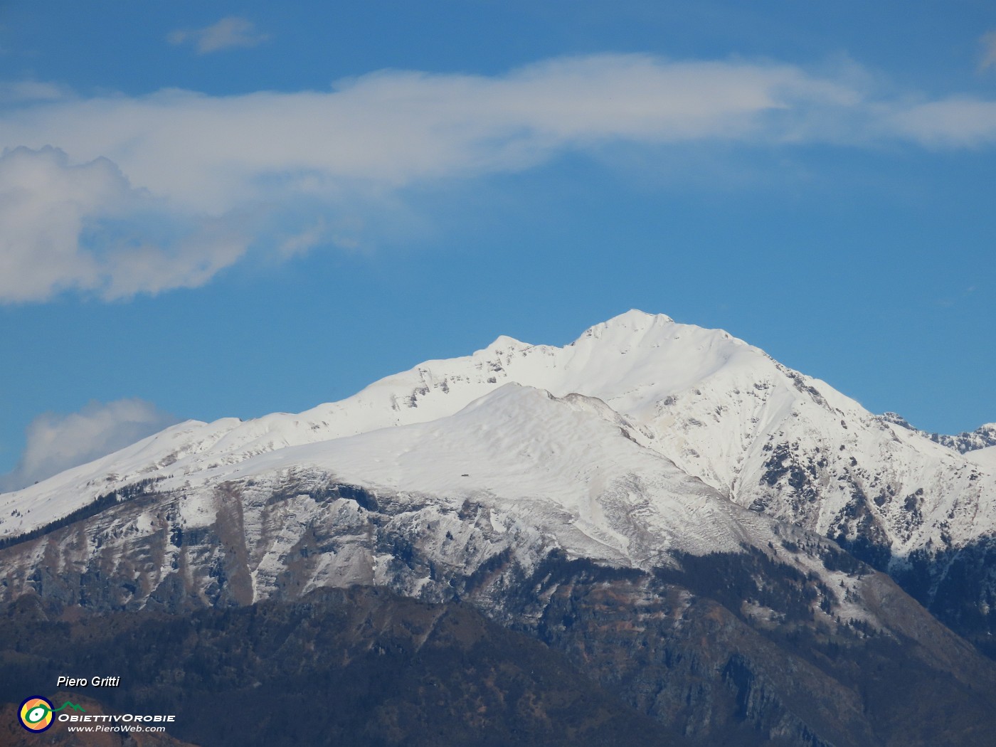 48 Zoom sul Menna (2300 m) ben innevato.JPG